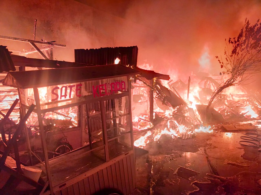 Kebakaran Hanguskan 10 Rumah di kedondong Kidul surabaya, 14 KK Kehilangan Tempat Tinggal