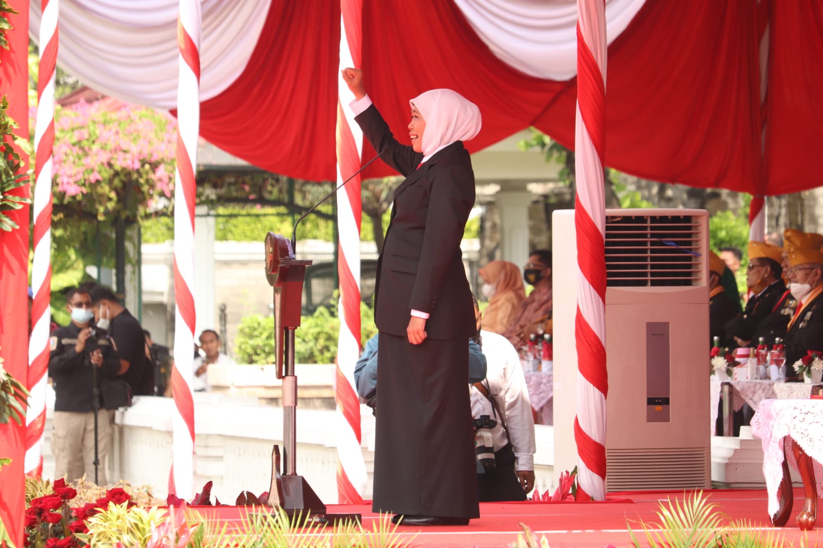 Gubernur Khofifah Pimpin Upacara Peringatan Hari Pahlawan di Tugu Pahlawan Surabaya