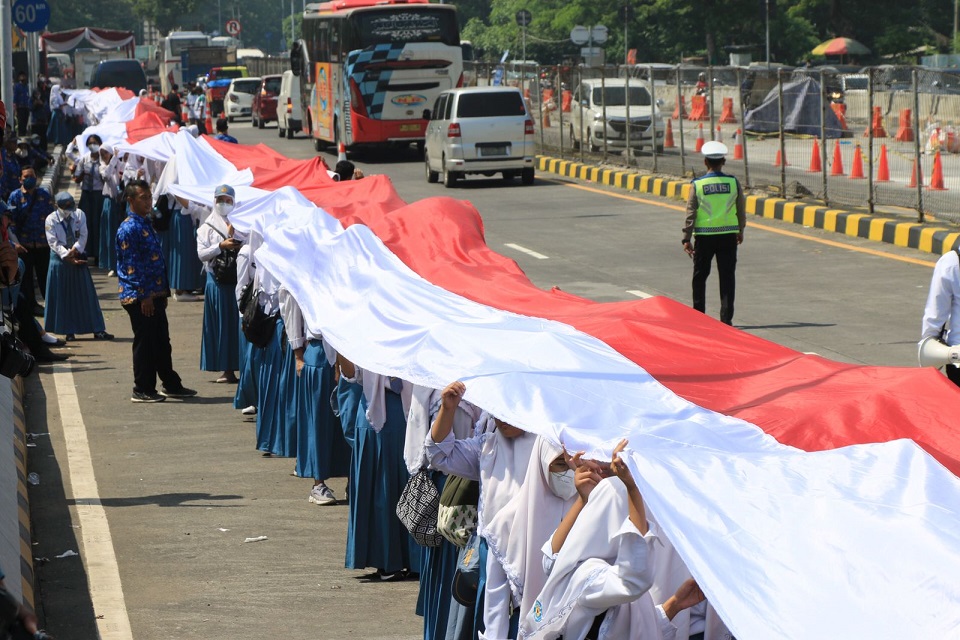 Peringati Hari Pahlawan, Ribuan Siswa Hingga ASN Bentangkan Bendera 3.219 Meter