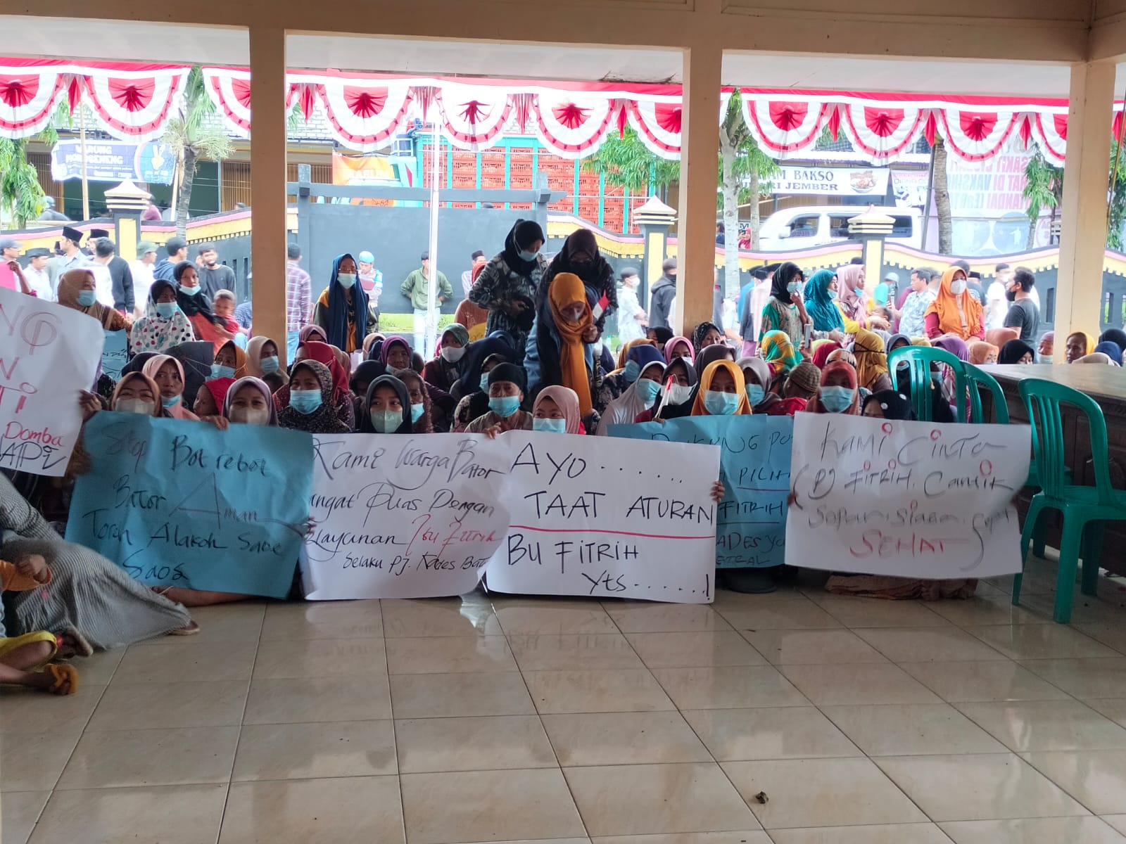 Dukung Pengangkatan PJ Kades, Warga Desa Bator Bangkalan Geruduk Kecamatan Klampis