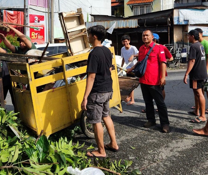 Kader PDIP dan Warga Bersihkan Kampung, Adi Sutarwijono: Terus Bergerak di Tengah Rakyat