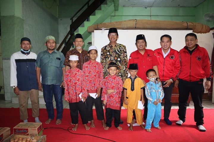 Indahnya Ramadhan, Kader PDIP Surabaya Buka Puasa Bersama Anak Yatim Piatu