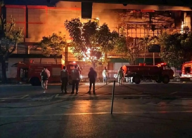 Pusat Perbelanjaan Malang Plaza Kebakaran, 15 Unit Damkar Dikerahkan