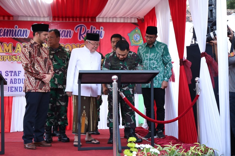 KASAD Jenderal TNI Resmikan Kawasan Religi Makam Aulia Sono Buduran Didampingi Wagub Jatim dan Bupati Sidoarjo