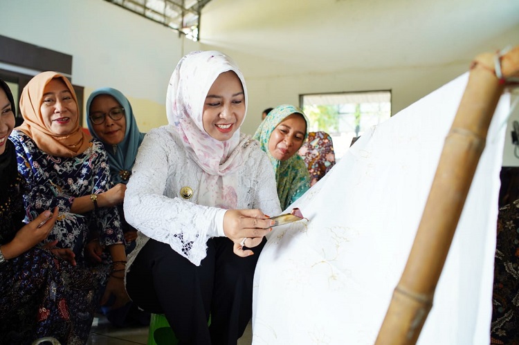 Pemkot Mojokerto Latih Puluhan Warga Membatik, Sebagai Pendukung Sentra IKM Batik yang Akan Segera Dibangun