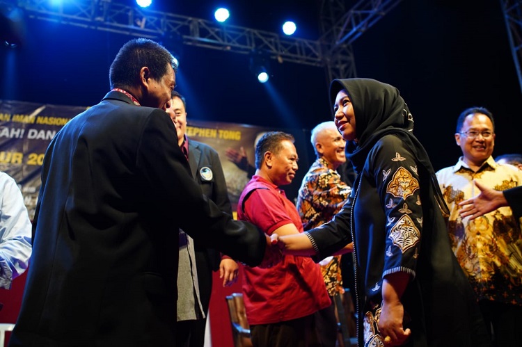 Makin Harmonis, Ribuan Umat Kristiani Ikut KPIN Dengan khusyuk di Lapangan Raden Wijaya