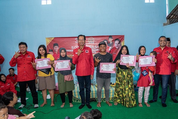 Bagikan Penerima PIP Puti Guntur Soekarno, PDIP Surabaya: Perkuat Akses Pendidikan Wong Cilik