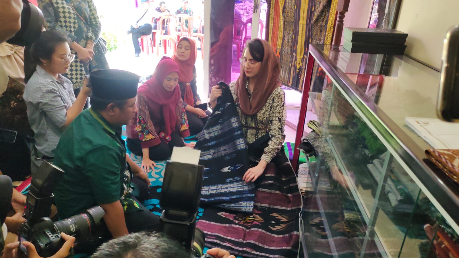 Istri Wagub Emil Dardak Kunjungi Sentra Perajin Kain Tenun Desa 'Devisa' Wedani