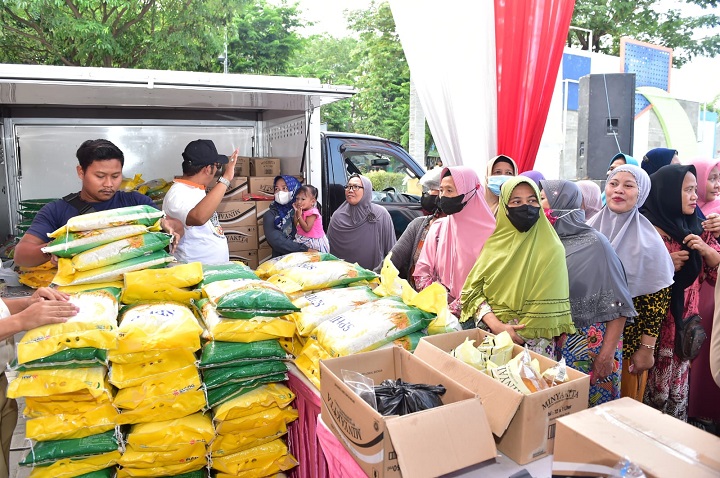 Sembako Murah Disediakan dalam Ajang GPM di Alun-alun Lamongan