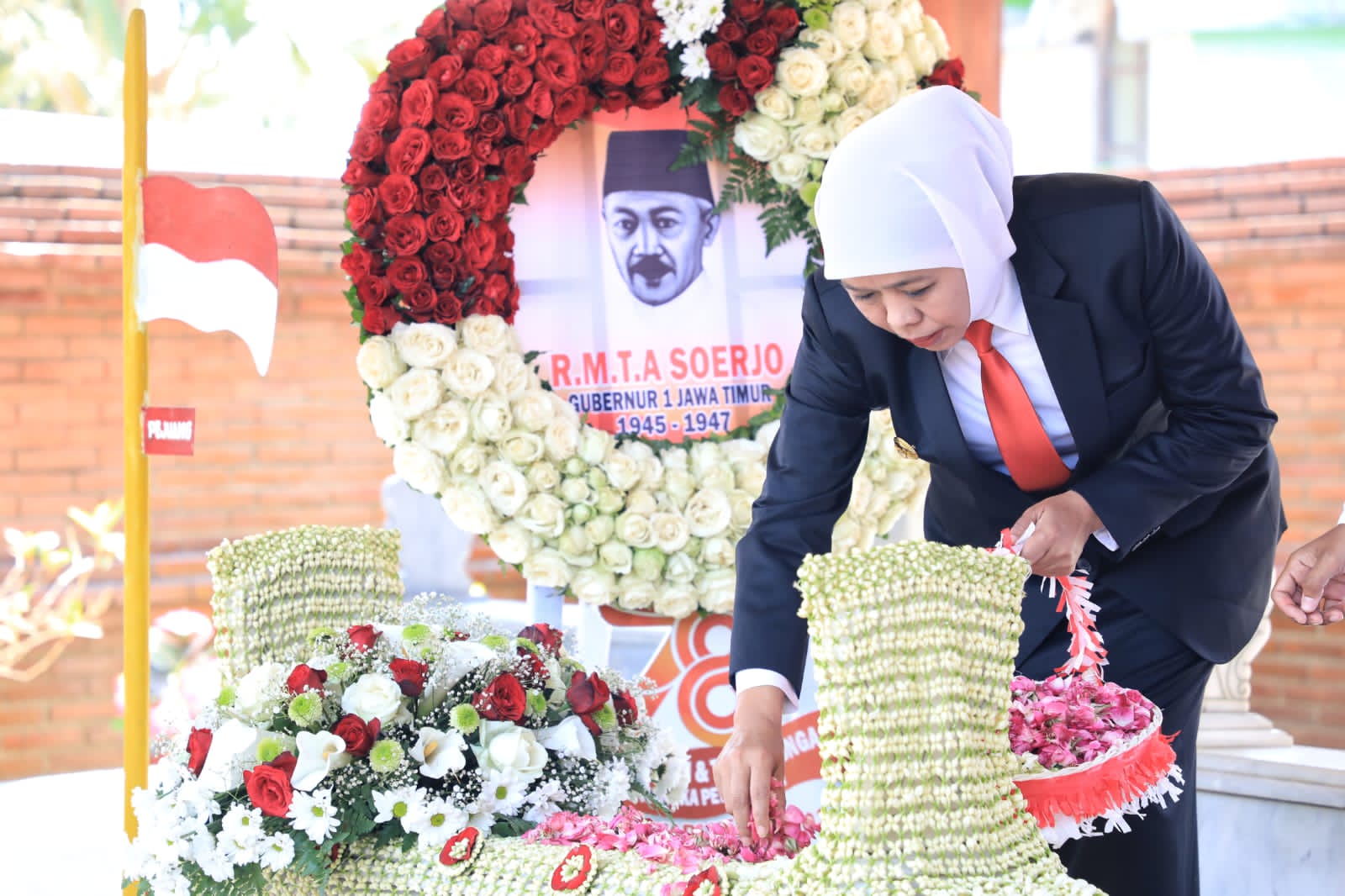 Sambut Hari Jadi Ke-78 Jatim, Khofifah Ziarah ke Makam Gubernur Pertama Jatim dan Beri Santunan 250 Keluarga Kurang Mampu