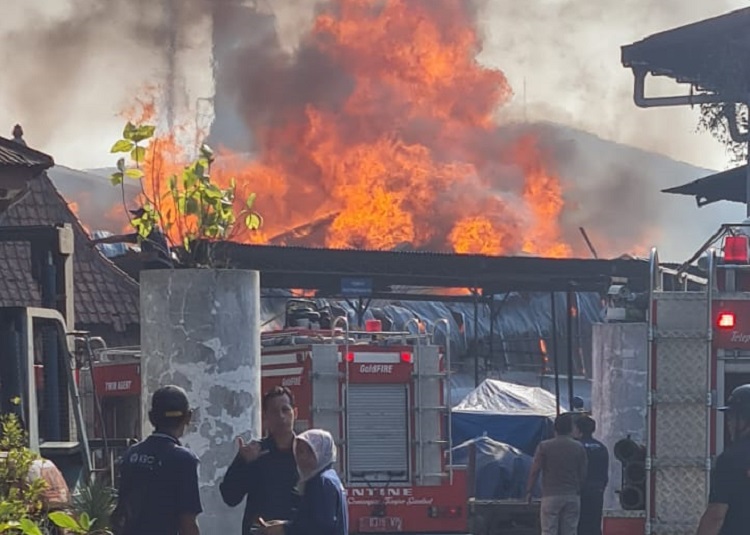 Gudang Pabrik Pengolahan Kayu di Tunggorono Jombang Terbakar