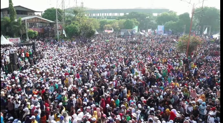 Ribuan Massa Ikuti Mlaku Bareng AMIN di Sidoarjo