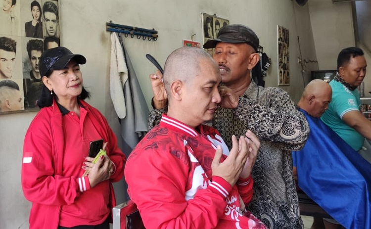 Penuhi Nazar, Kader PSI Surabaya Aksi Cukur Gundul Dukung Prabowo-Gibran di Pilpres 2024