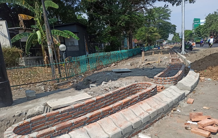 Proyek Trotoar Jalan Gus Dur Jombang 'Peninggalan' Mundjidah Terancam Mandek?