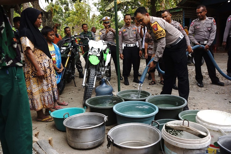 Satlantas Polres Jombang Droping Air Bersih 14 Ribu Liter ke Wilayah Terdampak Kekeringan