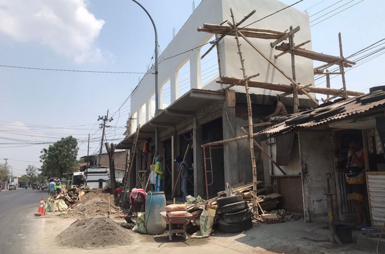 Pembangunan Lapak Bangunan Toko di Plandi Jombang Diduga Salahi Nomenklatur Proyek