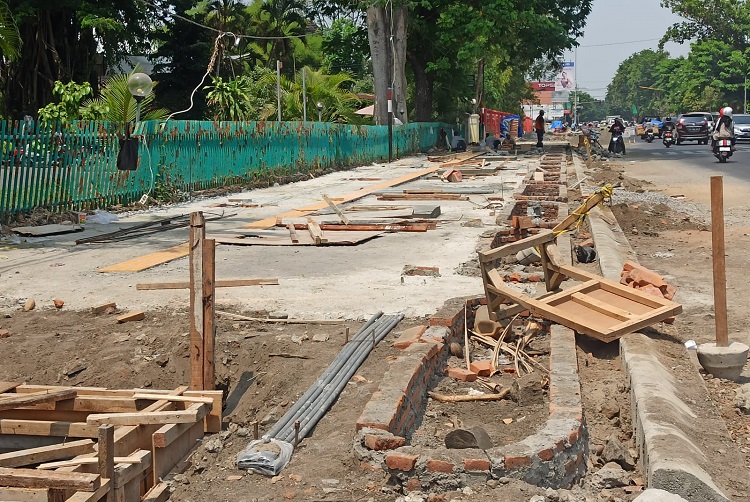 Jelang Berakhir, Proyek Trotoar Jalan Gus Dur Jombang Baru Terealisasi 37 Persen