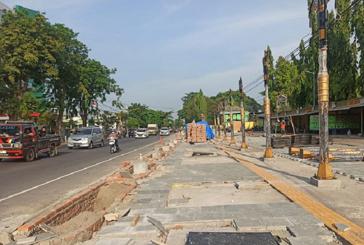 Sengkarut Proyek Trotoar Jalan Gus Dur Jombang, Minus 32 Persen hingga Kena SCM 3