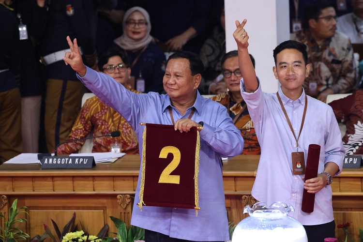 Dapat Nomor Urut 2, Prabowo-Gibran Angkat Tangan Simbol Jari Peace dan Finger Heart