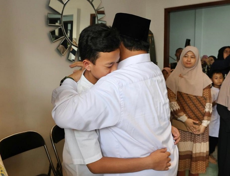 Temui Keluarga TNI AU yang Gugur, Prabowo: Mereka Tanggung Jawab Saya