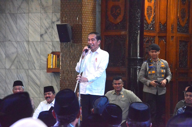 Presiden Jokowi Serahkan 1.000 Sertifikat Tanah Wakaf di Masjid Agung Sidoarjo