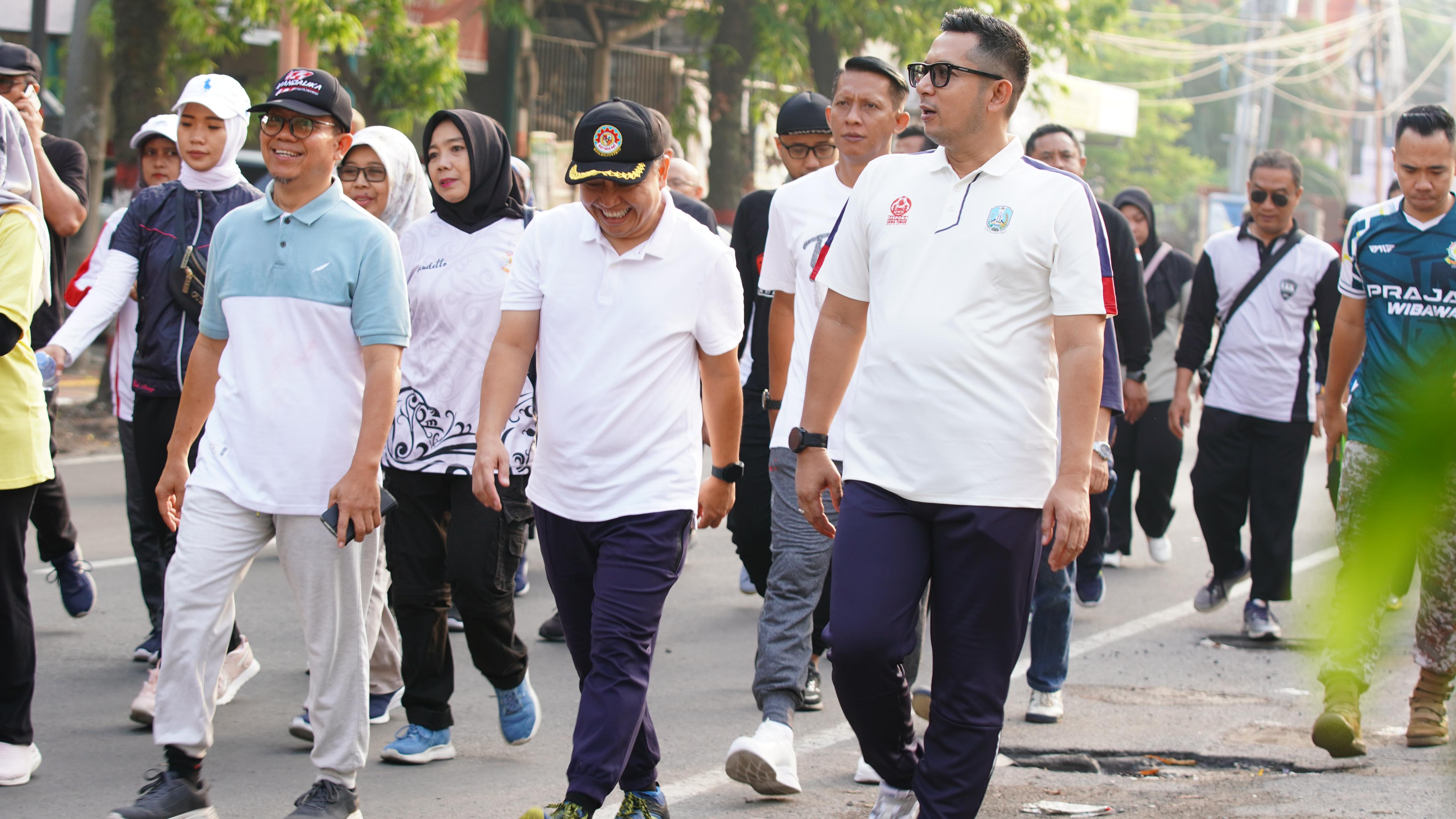 Jaga Kekompakan, Pj Wali Kota Mojokerto Jalan Sehat Bersama Seluruh Kepala OPD