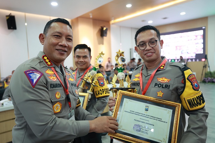 SatLantas Polrestabes Surabaya Raih Penghargaan Penyelesaian Perkara Lalu Lintas Terbaik