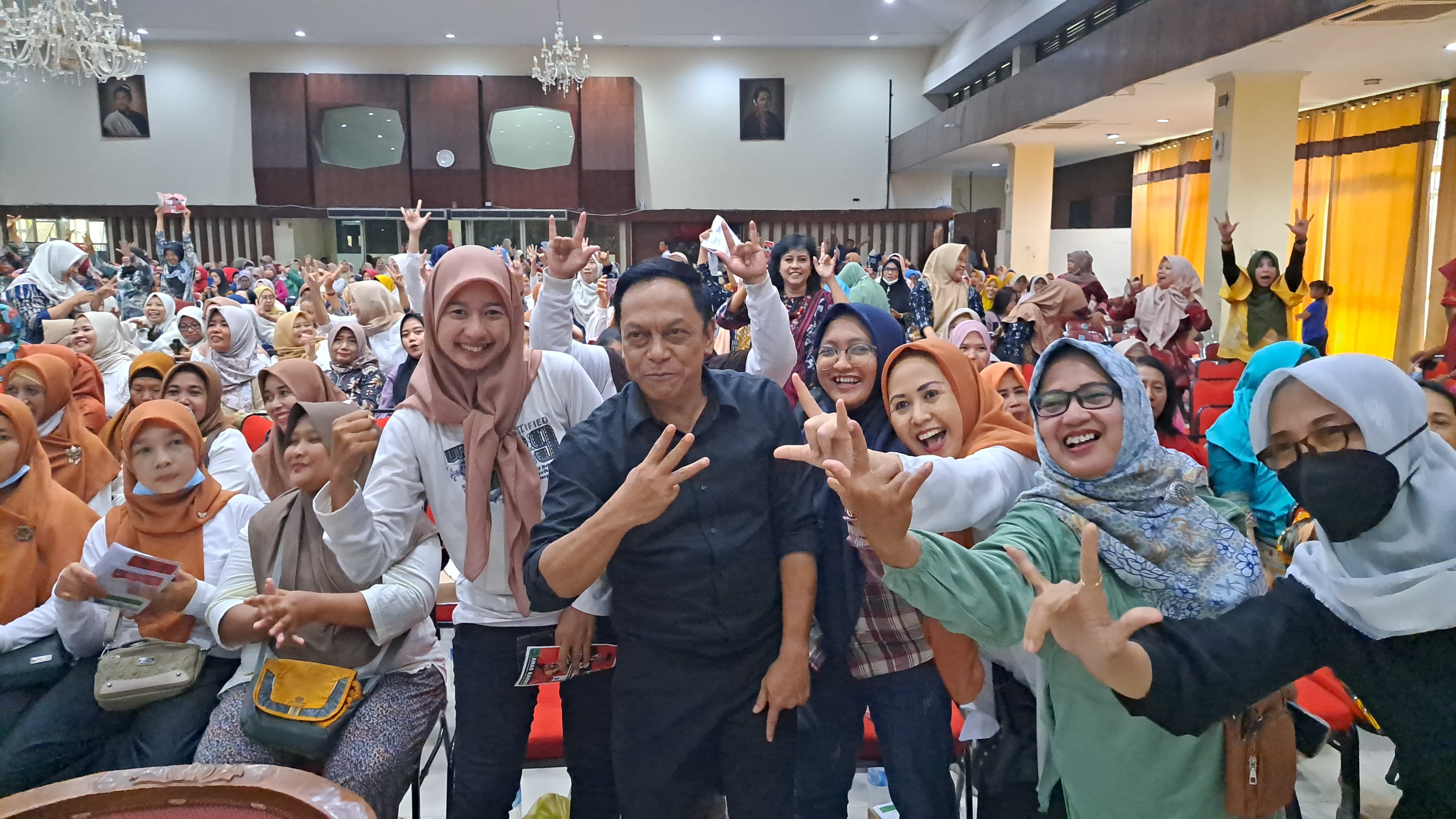 Ribuan Emak-Emak Rayakan HUT PDI-P ke 51 di Surabaya