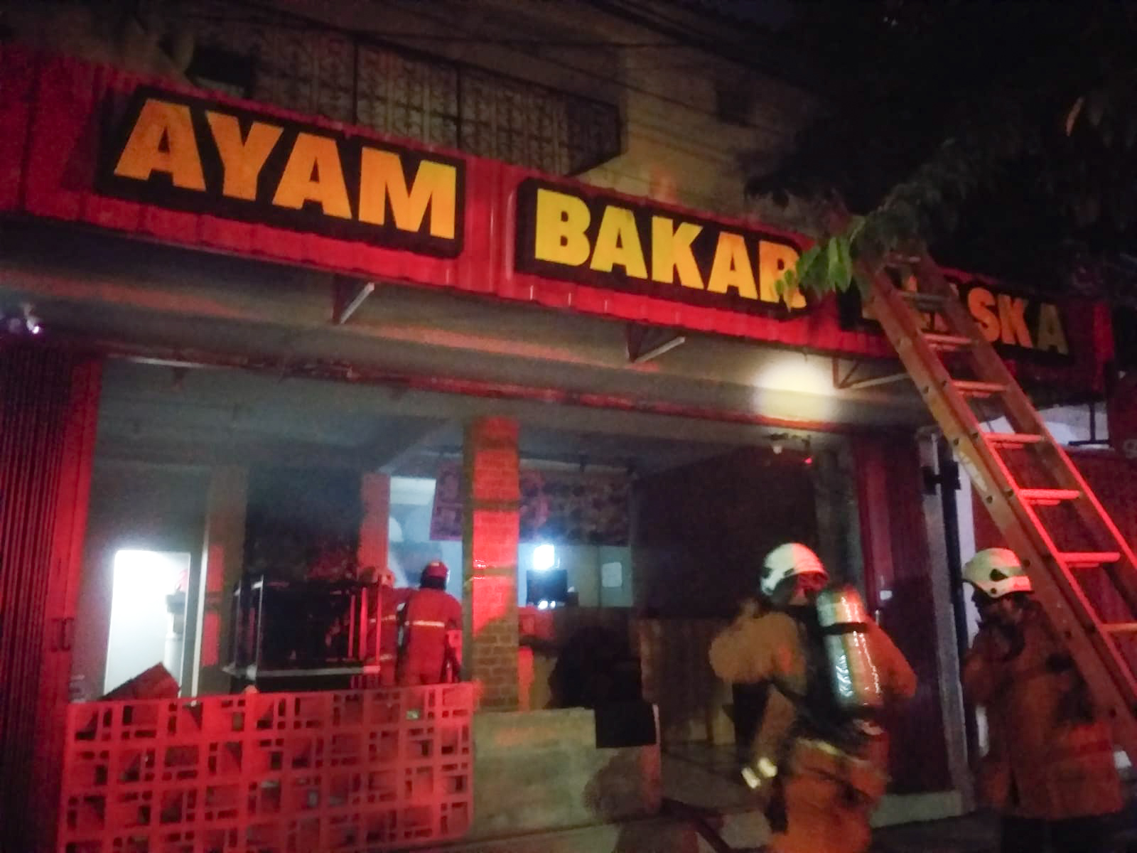 Sisa Arang Belum Padam, Rumah Makan Ayam Bakar di Dharmawangsa Surabaya Terbakar
