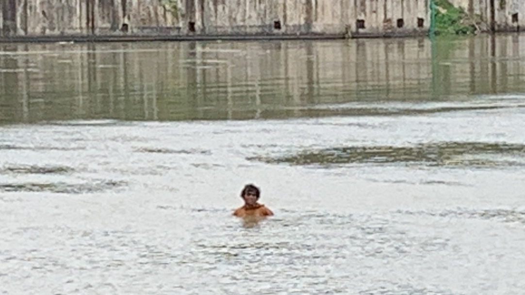 Diduga Depresi, Pria di Surabaya Coba Bunuh Diri Melompat ke Sungai Rolak