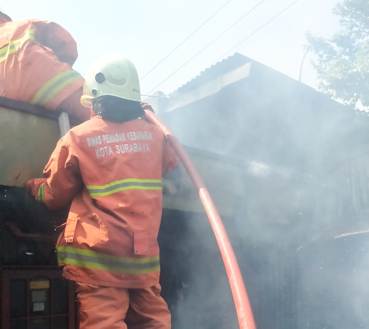 Tabung Elpiji Ngowos, Warung Makan di Lidah Wetan Surabaya Terbakar