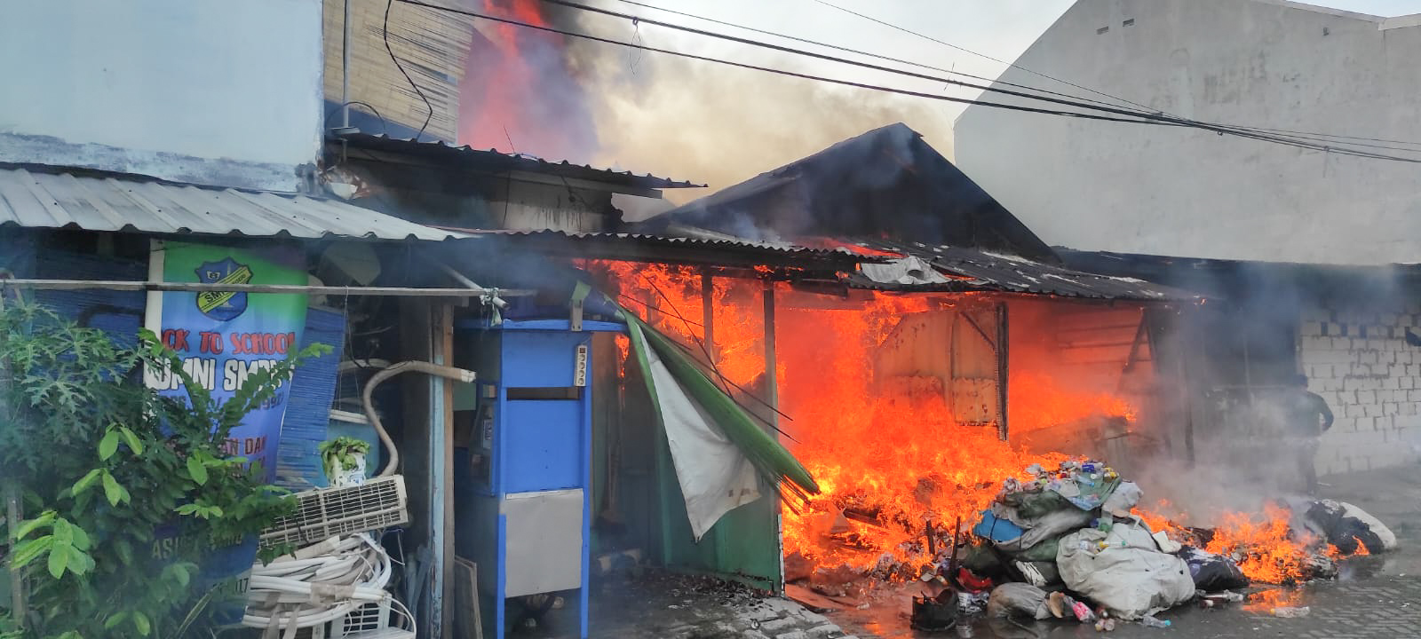 Isi Daya HP Kasur, Rumah di Ploso Timur Surabaya Ludes Terbakar