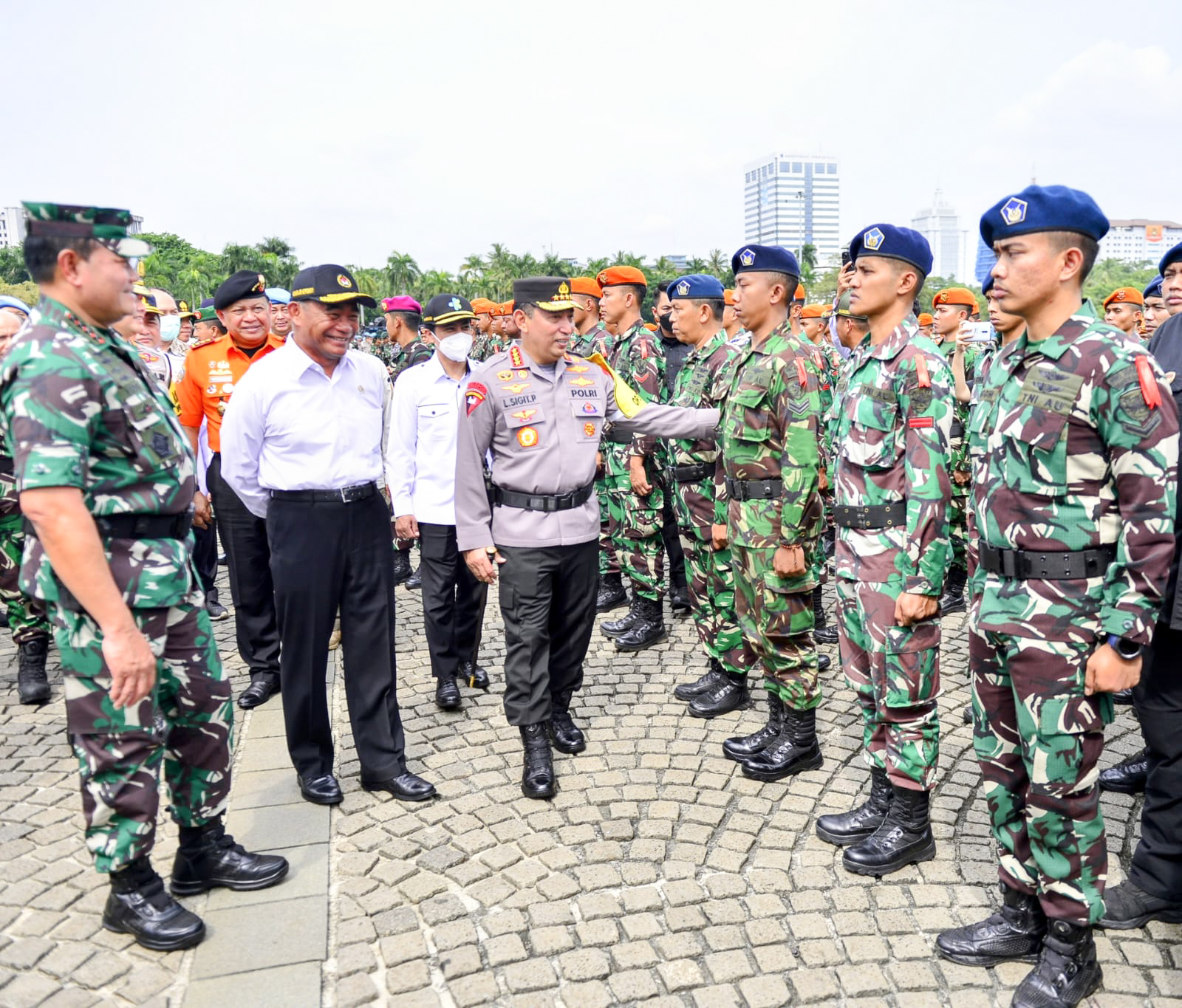 Gabungan TNI-Polri Terjunkan Ratusan Ribu Personel Guna Amankan Nataru