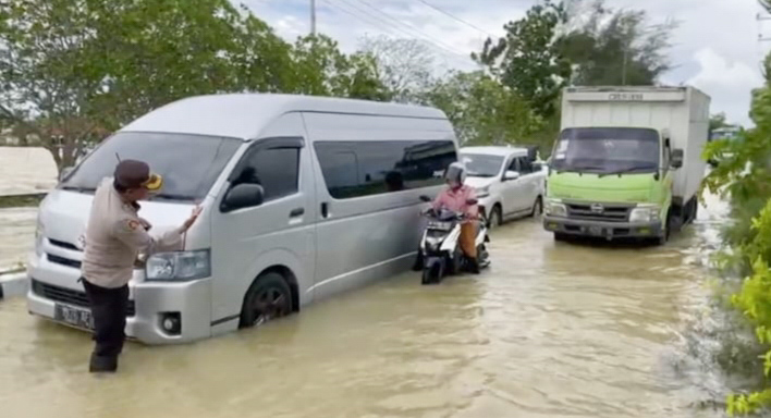 Jalan Protokol Terendam Banjir, Polres Sumenep Turunkan Personel Bantu Warga Terdampak Banjir