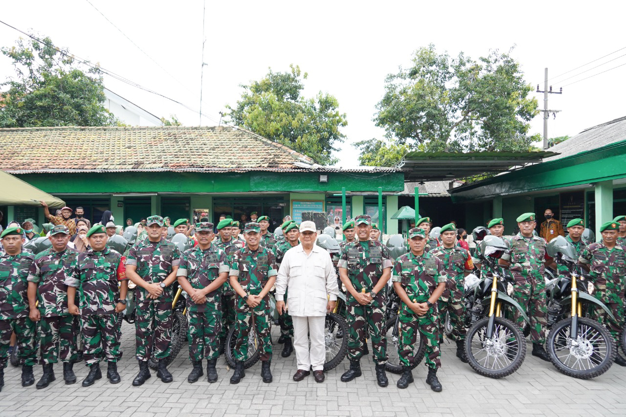 Menhan Prabowo Serahkan 20 Motor untuk Babinsa di Surabaya