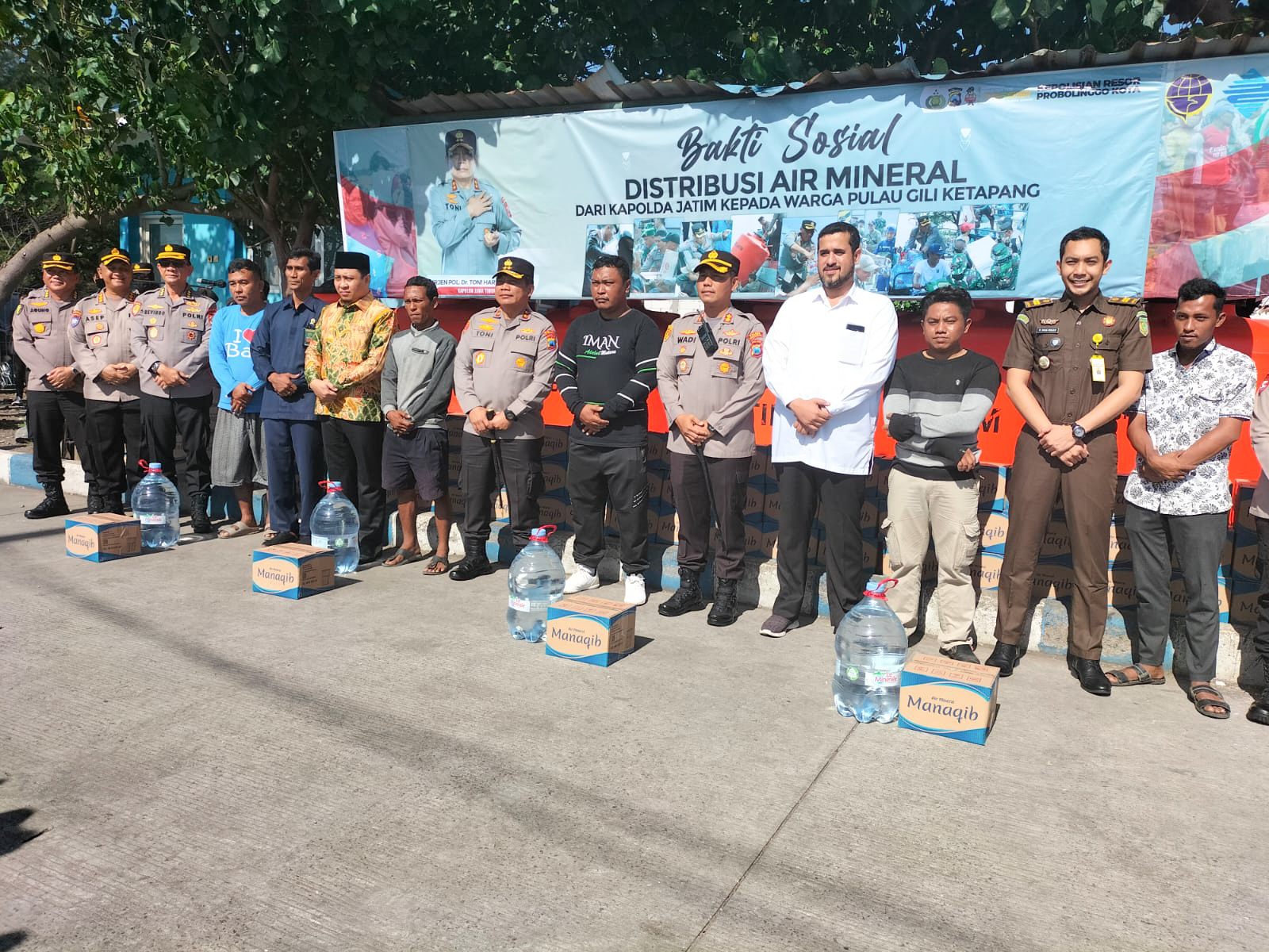 Kapolda Jatim Gelontorkan Bantuan Air Mineral Bagii Penduduk Pulau Gili Ketapang