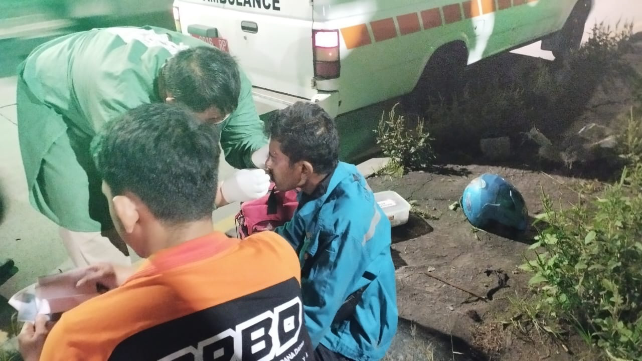 Gagal Salip Truck dari Samping Kanan, Pengendara Motor Jatuh dan terluka