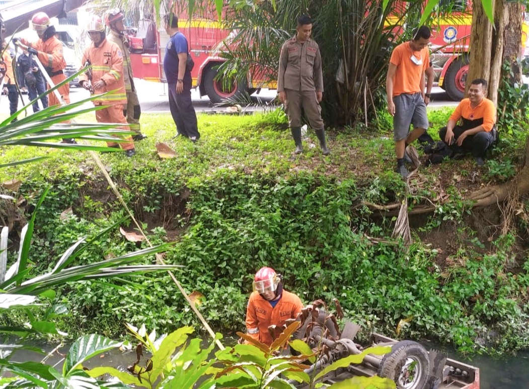 Sopir Ngantuk, Motor Roda Tiga Bermuatan Pisang Nyebur Sungai Jemursari Surabaya