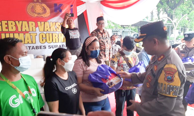 Polsek Tambaksari Gelar Program Jum'at Curhat dan Gebyar Vaksin Booster di Stasiun Gubeng Surabaya
