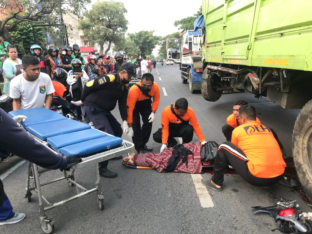 Pemotor Wanita Terseret di Kolong Truk Derek di MERR Surabaya, Sopir Melarikan Diri