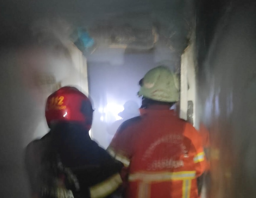 Kipas Angin Konslet, Kamar Kost di Jetis Kulon Surabaya Hangus Terbakar