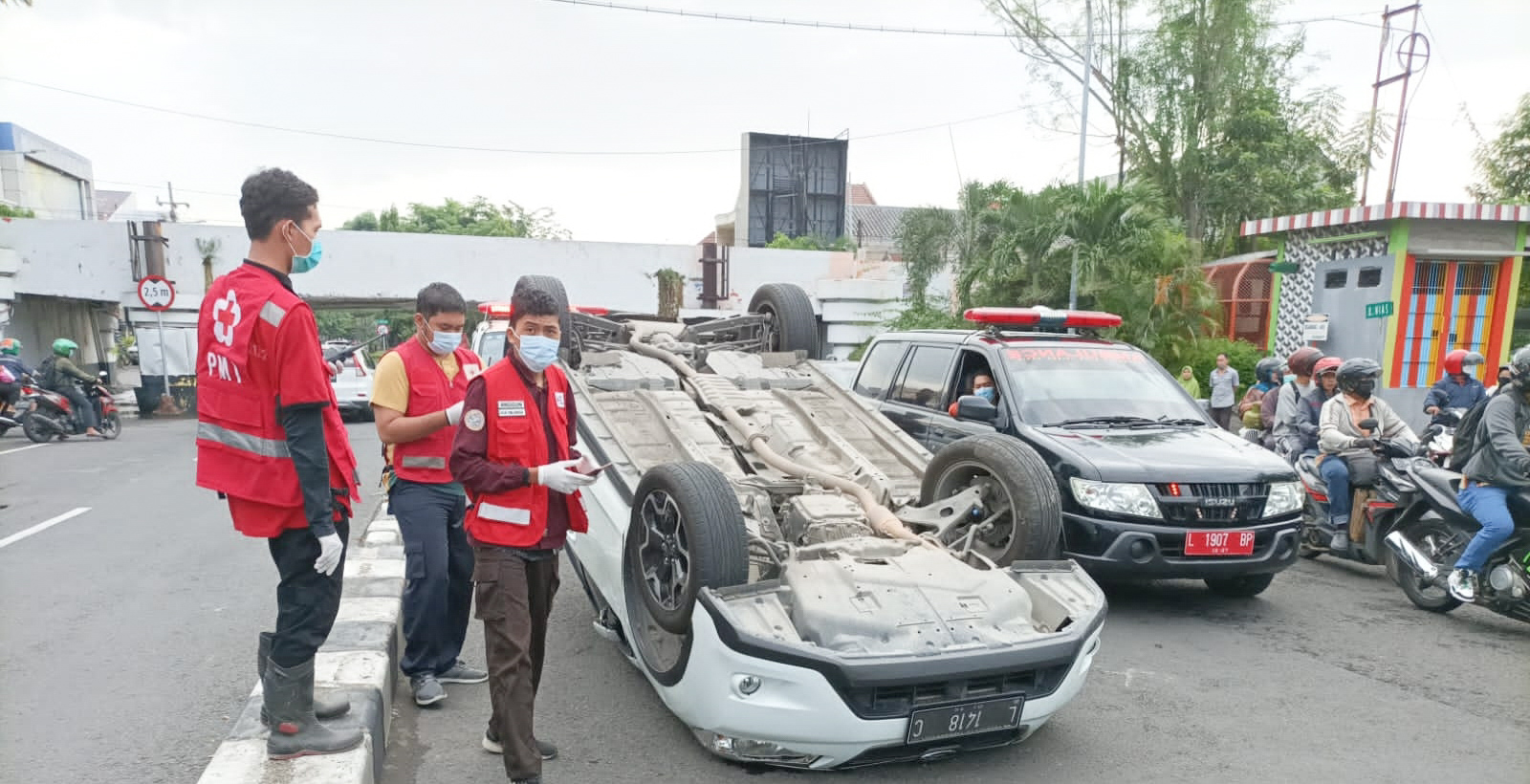 Tabrak Pembatas Jalan di Jalan Sulawesi Surabaya, Mobil Subaru Terbalik