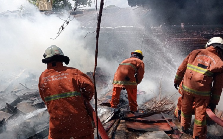 Kebakaran Hebat di Gerbong Kereta Afkir, 7 Unit Damkar Dikerahkan