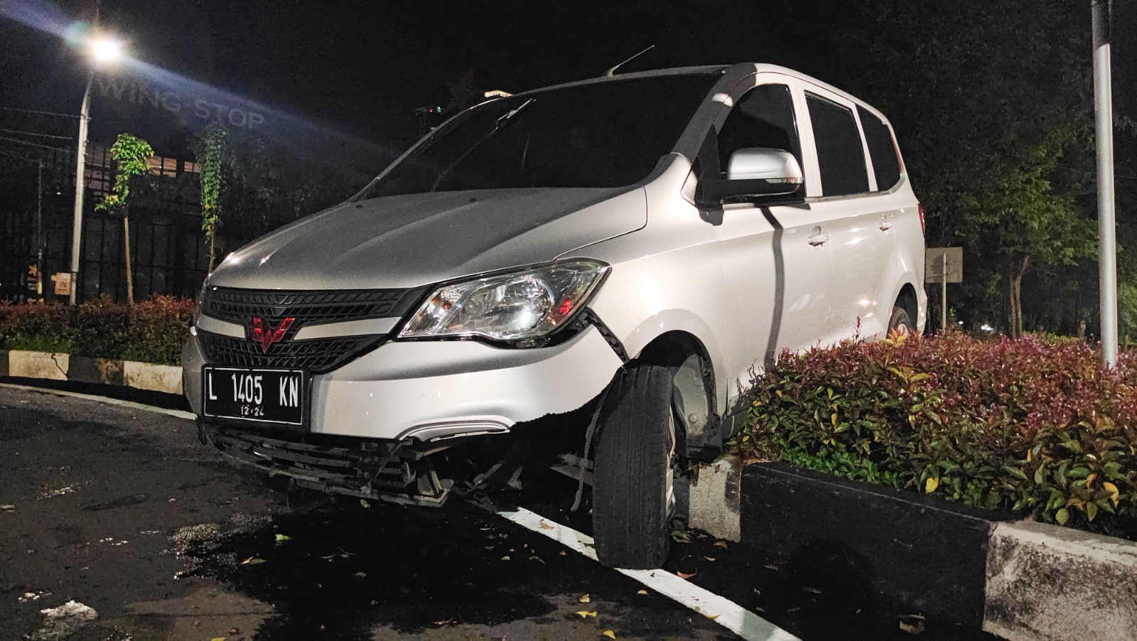 Sopir Ngantuk, Mobil Wuling Tabrak dan Naik ke Pembatas Jalan di Kertajaya Indah