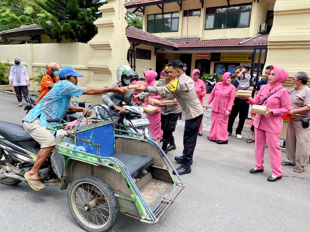 Jum'at Berkah, Polsek Dukuh Pakis dan Bhayangkari Bagikan Nasi Kotak kepada Pengguna Jalan