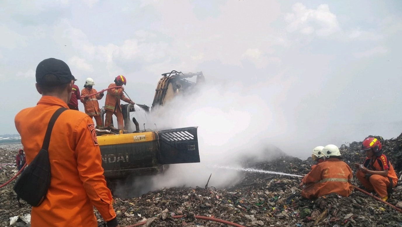 Didugan Mesin Konsleting, Alat Berat Eskavator di TPA Benowo Terbakar