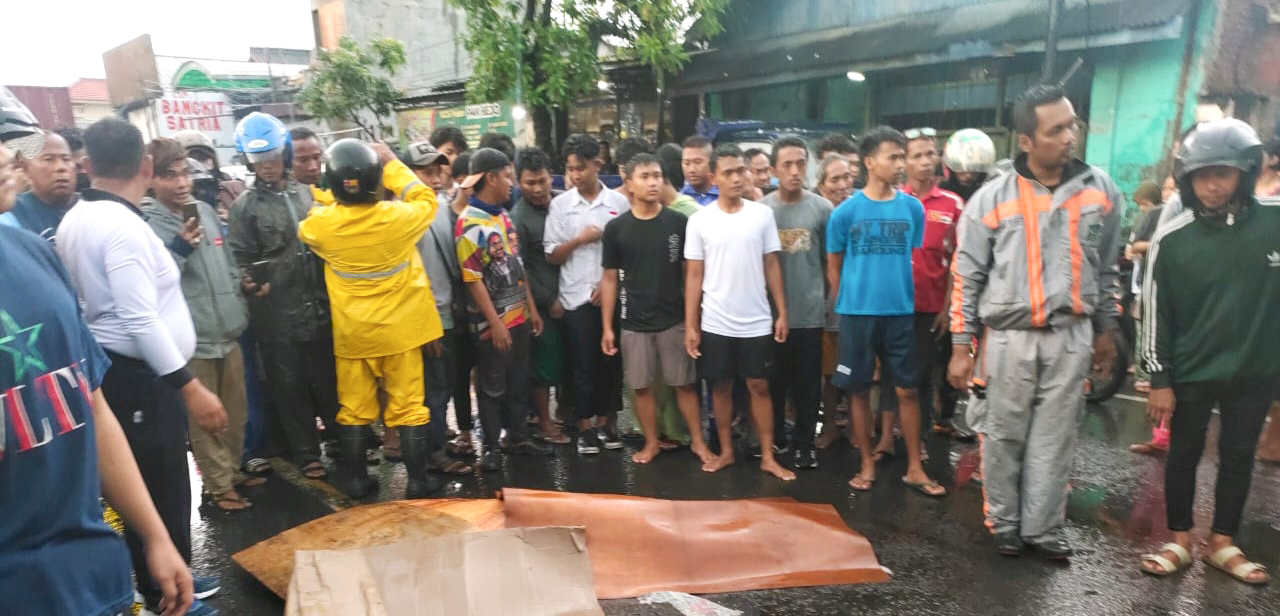 Gagal Salip Pick Up Saat Hujan Deras, Pelajar Putri di Surabaya Tewas