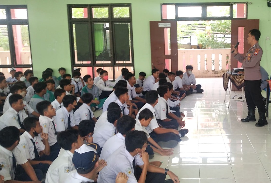 Antisipasi Kenakalan Pelajar, Polsek Semampir Beri Penyuluhan di SMP Negeri 27 Ujung Surabaya
