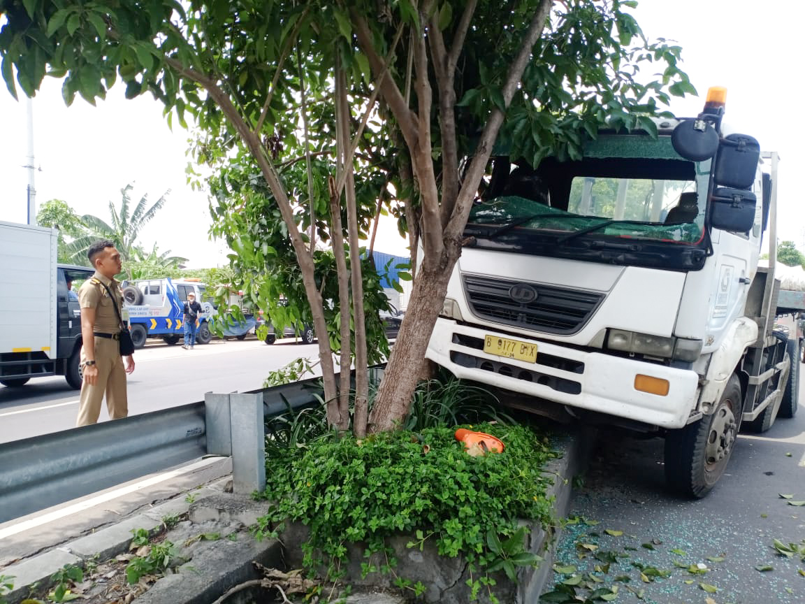 Gagal Bermanuver, Truk Fuso Tabrak Pembatas Jalan di Sememi Surabaya