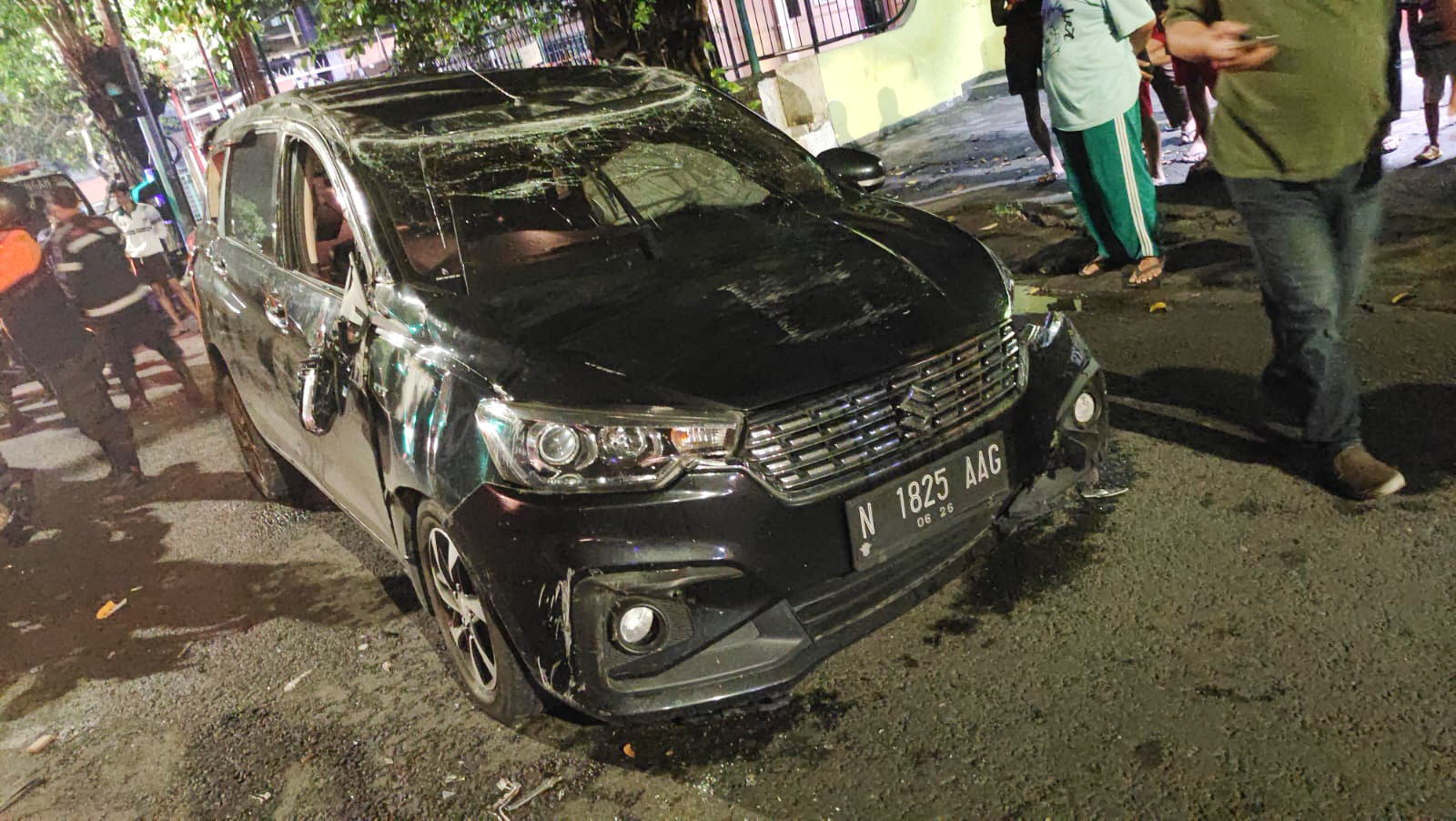 Sopir Ngantuk, Mobil Suzuki Ertiga Tabrak Tiang PCTL di Dharmawangsa Surabaya
